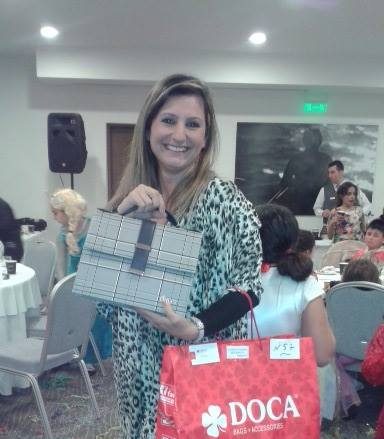 Στιγμιότυπο από το αποκριάτικο party του 16ου Δημοτικού Σχολείου Καβάλας. Η νικήτρια ποζάρει με την νέα της τσάντα η οποία χορηγήθηκε από την DOCA με σκοπό να συγκεντρωθούν χρήματα για τις ανάγκες του σχολείου.