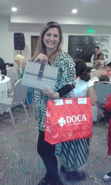 Στιγμιότυπο από το αποκριάτικο party του 16ου Δημοτικού Σχολείου Καβάλας. Η νικήτρια ποζάρει με την νέα της τσάντα η οποία χορηγήθηκε από την DOCA με σκοπό να συγκεντρωθούν χρήματα για τις ανάγκες του σχολείου.