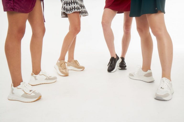 anadeikse-to-outfit-sou-me-ena-zeugari-sneakers-doca